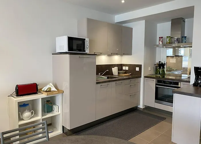 - T2 Bord De - Centre-ville Avec Parking - Fr-1-738-33 *