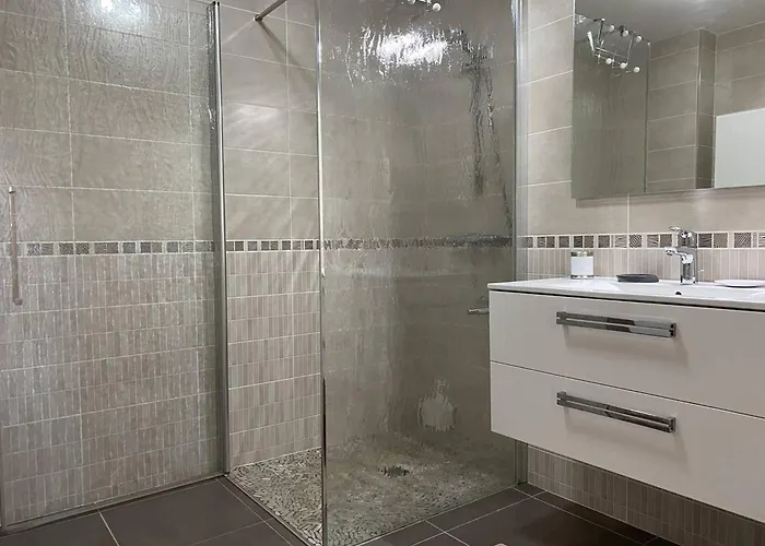 Apartment - T2 Bord De - Centre-ville Avec Parking - Fr-1-738-33 *